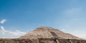 테오티우아칸(Teotihuacan)은 멕시코 중부에 위치한 고대 도시로, 이 지역에는 두 개의 주요 피라미드가 있습니다: 태양의 피라미드(Pyramid of the Sun)와 달의 피라미드(Pyramid of the Moon). 테오티우아칸은 멕시코에서 가장 중요한 고고학적 유적지 중 하나로, 그 역사와 문화적 중요성은 아직도 많은 연구자들에게 큰 관심을 받고 있습니다.