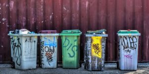 국가별로 쓰레기 관리 정책은 해당 국가의 환경, 경제, 문화 등에 따라 다양하게 시행되고 있습니다. 그러나 효과적인 쓰레기 관리 정책은 일반적으로 쓰레기 발생을 최소화하고, 재활용 및 재활용 가능한 자원의 회수를 촉진하며, 환경 보호 및 자원 절약을 목표로 합니다.